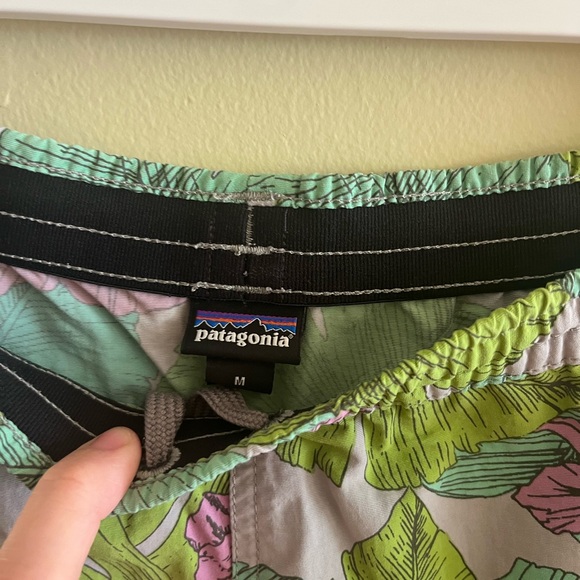 Women’s Tropical Print Patagonia Baggies Shorts 5” Inseam - Picture 3 of 4